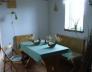 Pomieszczenie oglne z aneksem kuchennym w samodzielnym domku